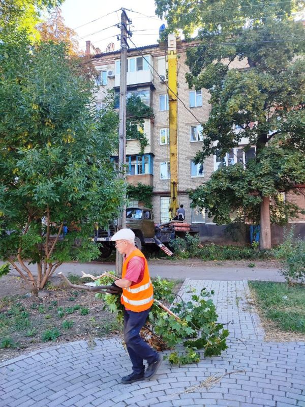 В Пролетарском районе прошла экологическая акция «Чистый четверг» в рамках проекта «Городская среда» Всероссийской политической партии «Единая Россия» В Пролетарском районе прошла экологическая акция «Чистый четверг» в рамках проекта «Городская среда» Всероссийской политической партии «Единая Россия»