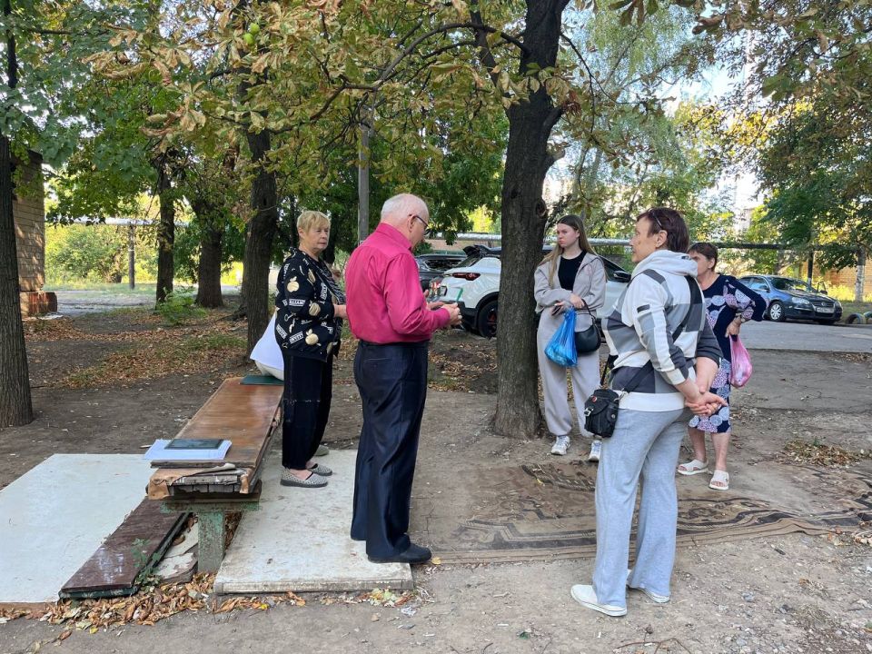 Сегодня в Пролетарском районе Донецка прошла встреча заместителя Управы Пролетарского внутригородского района Администрации г.о. Донецк Зарифа Губиева с жителями домов № 2а и №3 ул. Прожекторная Сегодня в Пролетарском районе Донецка прошла встреча заместителя Управы Пролетарского внутригородского района Администрации г.о. Донецк Зарифа Губиева с жителями домов № 2а и №3 ул. Прожекторная