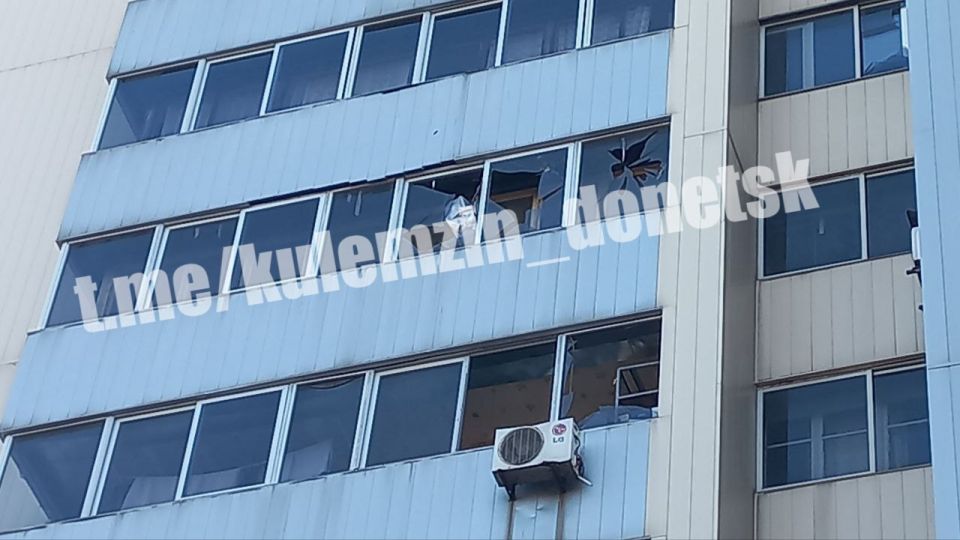 В Киевском районе Донецка устраняют последствия обстрела В Киевском районе Донецка устраняют последствия обстрела