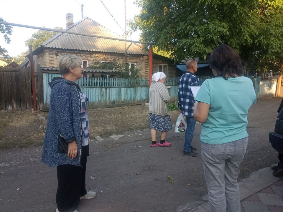 Роман Конев: В поселке, расположенном в Калининском районе Горловки, сегодня прошла плановая инспекция, направленная на контроль использования воды частными потребителями Роман Конев: В поселке, расположенном в Калининском районе Горловки, сегодня прошла плановая инспекция, направленная на контроль использования воды частными потребителями