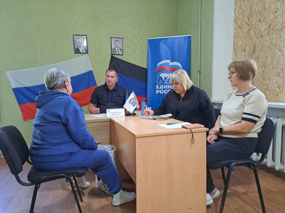 11 сентября 2025 года, заместитель главы администрации городского округа Дебальцево Валерий Бессараб, провёл личный прием граждан в местной общественной приёмной Светлодарского местного отделения Партии "Единая Россия" в... 11 сентября 2025 года, заместитель главы администрации городского округа Дебальцево Валерий Бессараб, провёл личный прием граждан в местной общественной приёмной Светлодарского местного отделения Партии "Единая Россия" в...