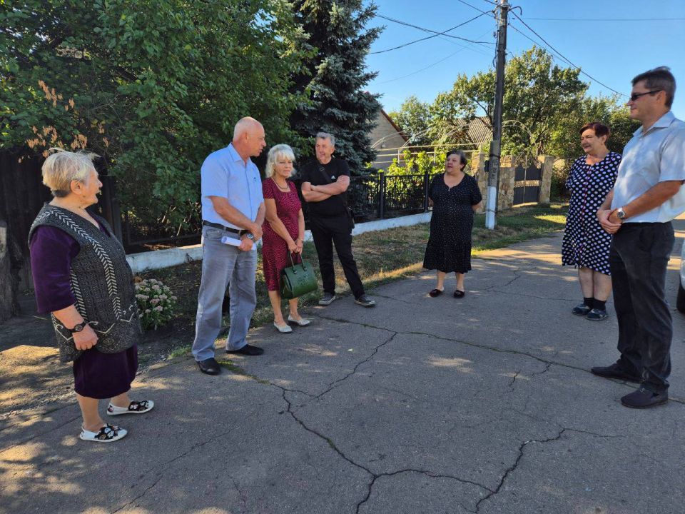 Сегодня заместитель главы Администрации муниципального образования городского округа Харцызск Владимир Панченко провел встречу с жителями в пгт Широком на улице Речной Сегодня заместитель главы Администрации муниципального образования городского округа Харцызск Владимир Панченко провел встречу с жителями в пгт Широком на улице Речной