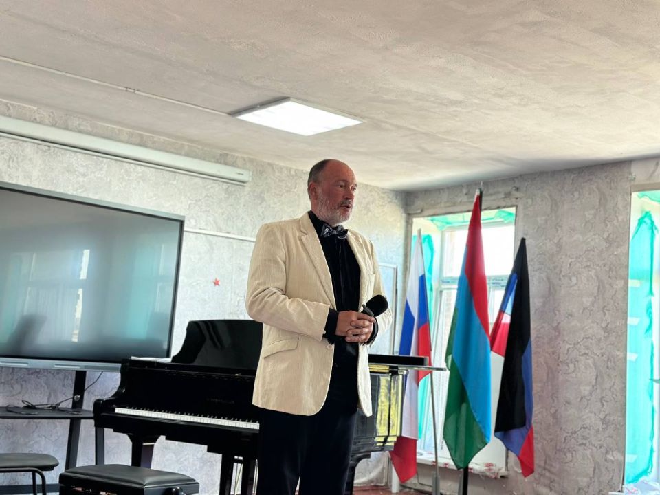 Денис Зубов: Из Карелии в Иловайск. Сегодня, 11 сентября, городской округ Иловайск с концертной программой посетила фронтовая концертная бригада "Северный ветер" Денис Зубов: Из Карелии в Иловайск. Сегодня, 11 сентября, городской округ Иловайск с концертной программой посетила фронтовая концертная бригада "Северный ветер"