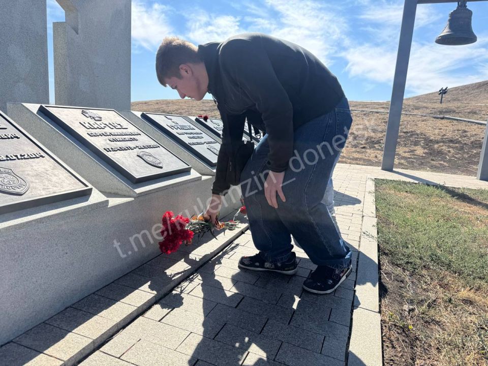 Юные Дончане посетили с экскурсией легендарный курган Саур-Могила Юные Дончане посетили с экскурсией легендарный курган Саур-Могила