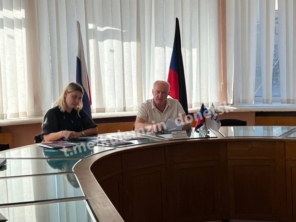 Сегодня заместитель главы администрации г.о. Донецк провёл приём граждан в местной общественной приёмной партии «Единая Россия» Сегодня заместитель главы администрации г.о. Донецк провёл приём граждан в местной общественной приёмной партии «Единая Россия»