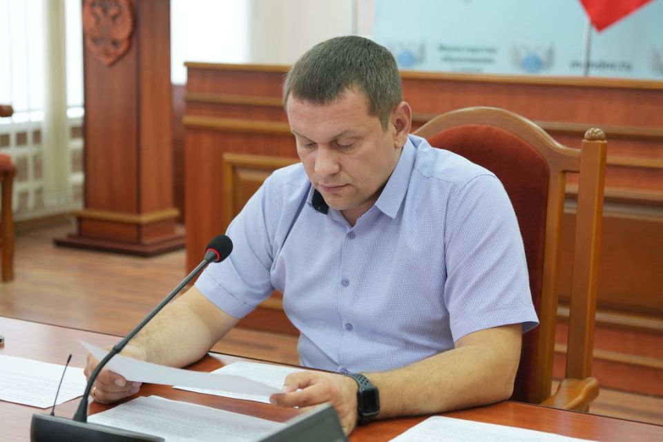 Олег Трофимов: Провел прямой эфир по вопросам образования Олег Трофимов: Провел прямой эфир по вопросам образования