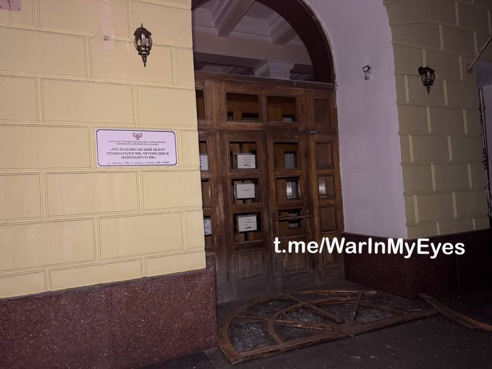 Последствия ночного обстрела центра Донецка Последствия ночного обстрела центра Донецка