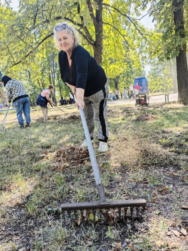 Александр Шатов: Работники Управления образования округа приняли участие в субботнике Александр Шатов: Работники Управления образования округа приняли участие в субботнике