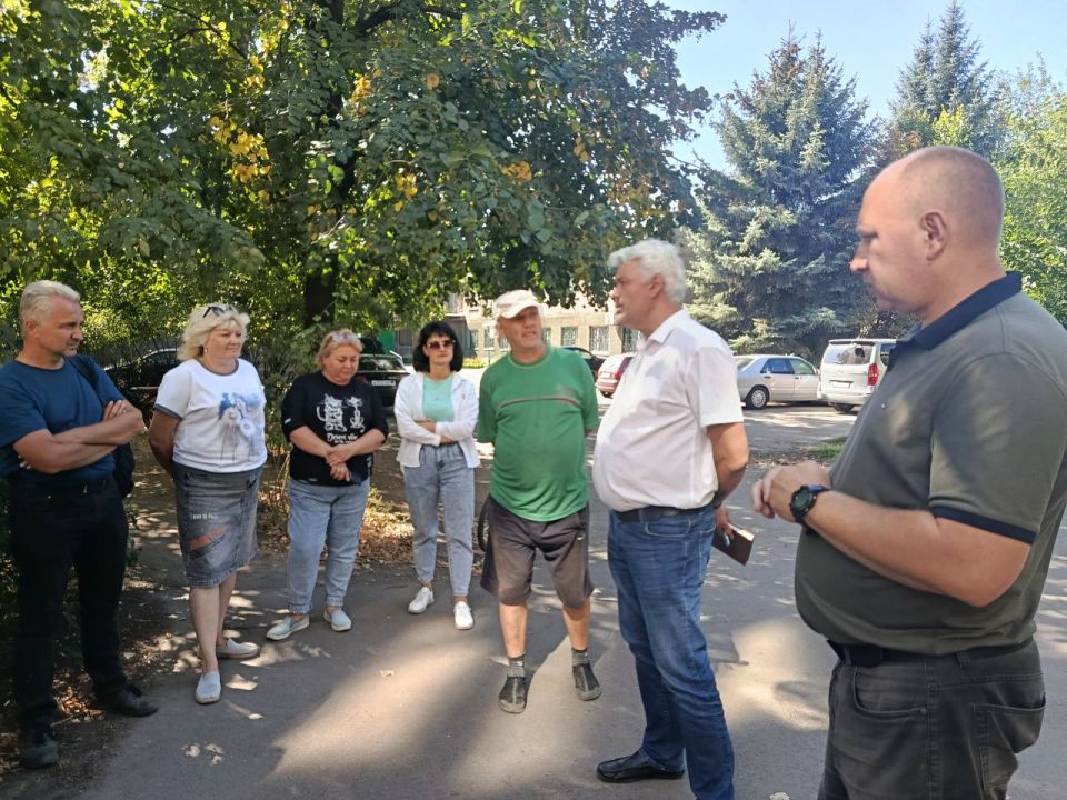 12 сентября встречу с жителями 2 микрорайона, дом 7 провел заместитель главы Администрации городского округа Макеевка Сафин Рустам 12 сентября встречу с жителями 2 микрорайона, дом 7 провел заместитель главы Администрации городского округа Макеевка Сафин Рустам