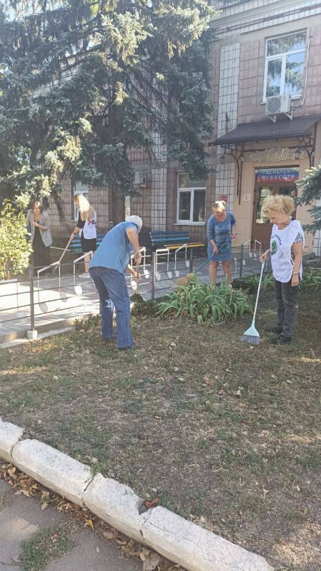По инициативе Главы Донецкой Народной Республики Дениса Пушилина в Мангуше провели субботник По инициативе Главы Донецкой Народной Республики Дениса Пушилина в Мангуше провели субботник