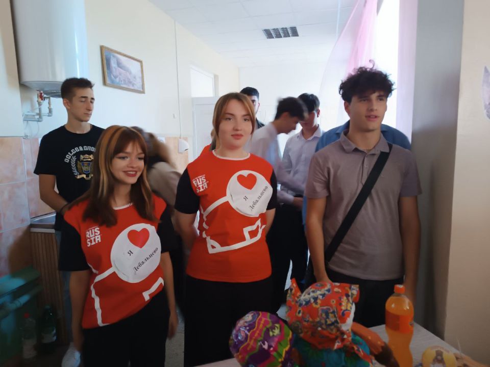 12 сентября женское движение Единой России " Совет женщин г. Дебальцево " в лице депутата городского совета Натальи Сиренко посетили школьную осеннюю ярмарку в школе №3, приуроченную к празднованию Дня города 12 сентября женское движение Единой России " Совет женщин г. Дебальцево " в лице депутата городского совета Натальи Сиренко посетили школьную осеннюю ярмарку в школе №3, приуроченную к празднованию Дня города