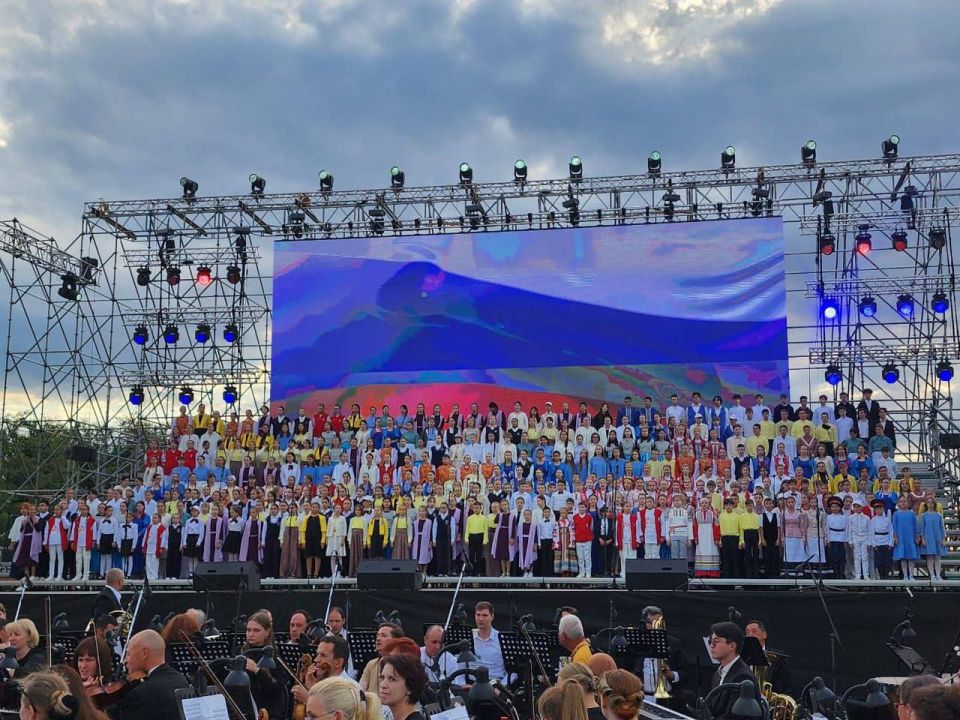 ГОЛОСА ДОНБАССА, ЗВУЧАЩИЕ НА ВСЮ РОССИЮ! Хор старших классов ДШИ "Симфония Приморья" из города Торез, под чутким руководством талантливых наставников – Мороз Людмилы Яковлевны, Клочко Жанны Валерьевны и концертмейстера... ГОЛОСА ДОНБАССА, ЗВУЧАЩИЕ НА ВСЮ РОССИЮ! Хор старших классов ДШИ "Симфония Приморья" из города Торез, под чутким руководством талантливых наставников – Мороз Людмилы Яковлевны, Клочко Жанны Валерьевны и концертмейстера...