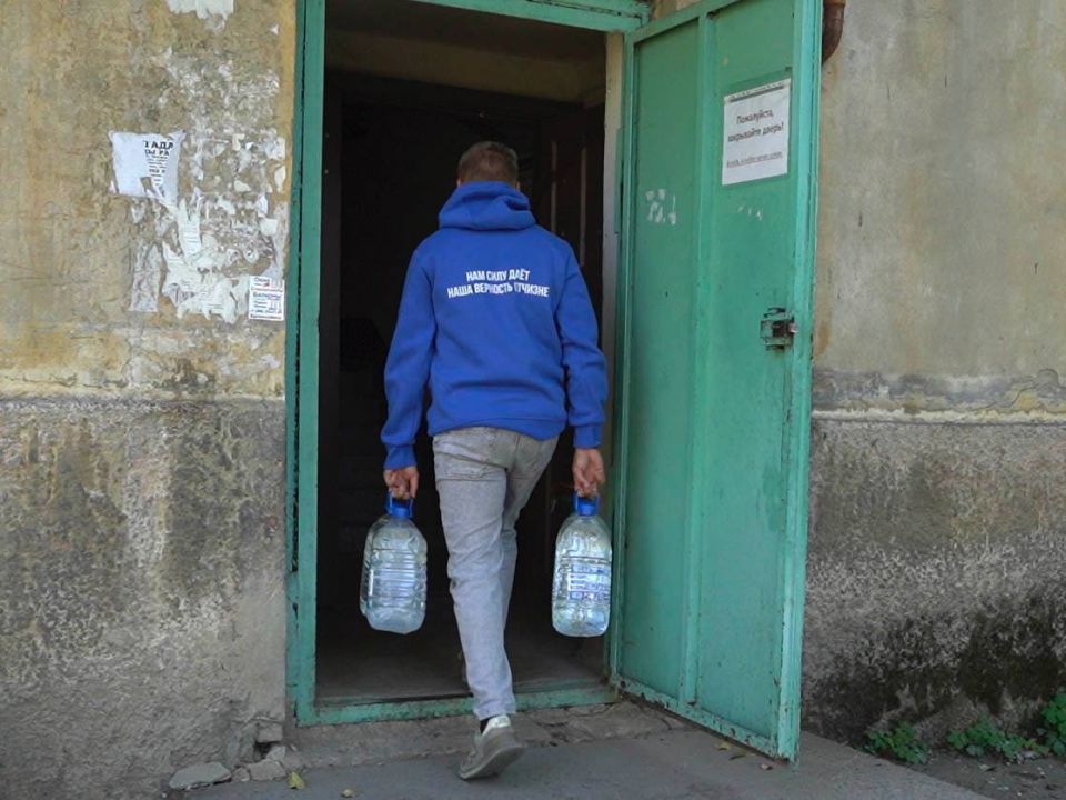 Денис Пушилин: Волонтеры «Молодой Гвардии Единой России» продолжают доставлять воду жителям Республики Денис Пушилин: Волонтеры «Молодой Гвардии Единой России» продолжают доставлять воду жителям Республики