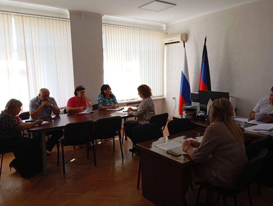 С началом учебного года чистые и светлые классы школ открыли двери для учеников и преподавателей, а школьные коридоры оживились веселой ребятней С началом учебного года чистые и светлые классы школ открыли двери для учеников и преподавателей, а школьные коридоры оживились веселой ребятней