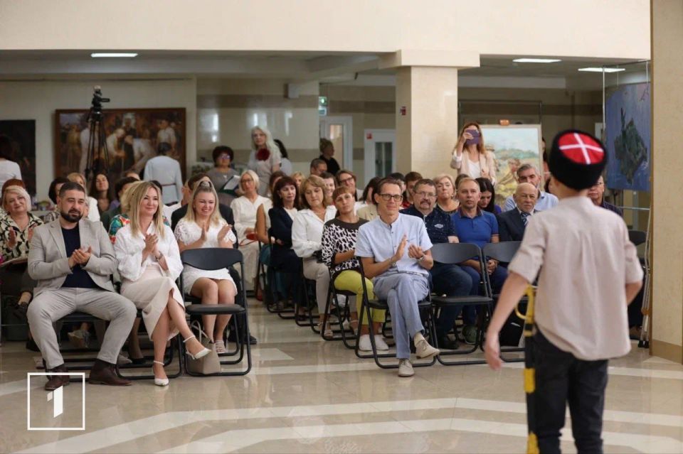 В Симферополе награждены лауреаты и победитель межрегионального конкурса «Книжный мост» В Симферополе награждены лауреаты и победитель межрегионального конкурса «Книжный мост»