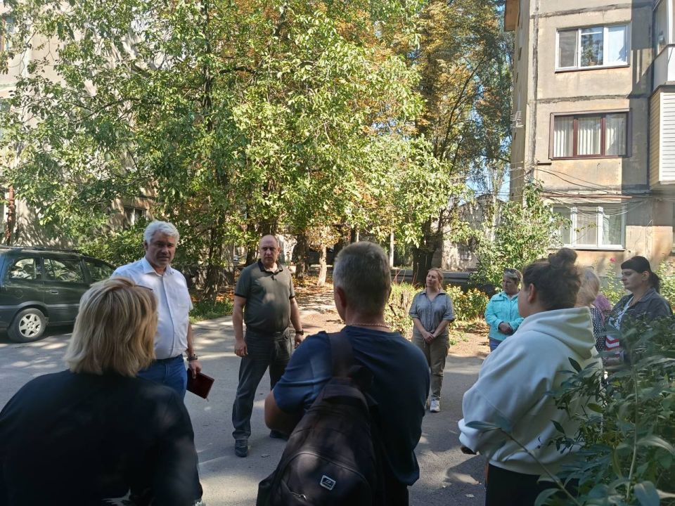 12 сентября встречу с жителями 2 микрорайона, дом 7 провел заместитель главы Администрации городского округа Макеевка Сафин Рустам 12 сентября встречу с жителями 2 микрорайона, дом 7 провел заместитель главы Администрации городского округа Макеевка Сафин Рустам