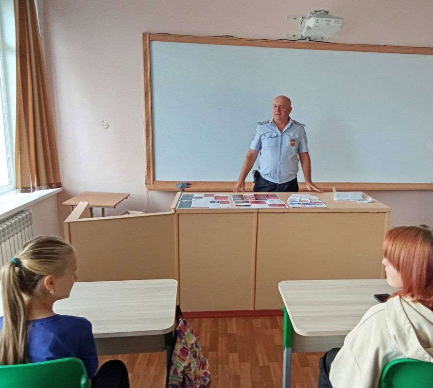 С началом учебного года чистые и светлые классы школ открыли двери для учеников и преподавателей, а школьные коридоры оживились веселой ребятней С началом учебного года чистые и светлые классы школ открыли двери для учеников и преподавателей, а школьные коридоры оживились веселой ребятней