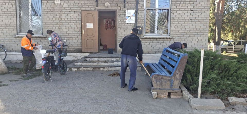 По партийному проекту "Чистая страна" прошла акция "Экологический субботник", сегодня 12.09.2025, в пгт.Луганское сотрудники администрации, работники Вода Донбасса вышли на субботник и выполнили следующие работы: По партийному проекту "Чистая страна" прошла акция "Экологический субботник", сегодня 12.09.2025, в пгт.Луганское сотрудники администрации, работники Вода Донбасса вышли на субботник и выполнили следующие работы: