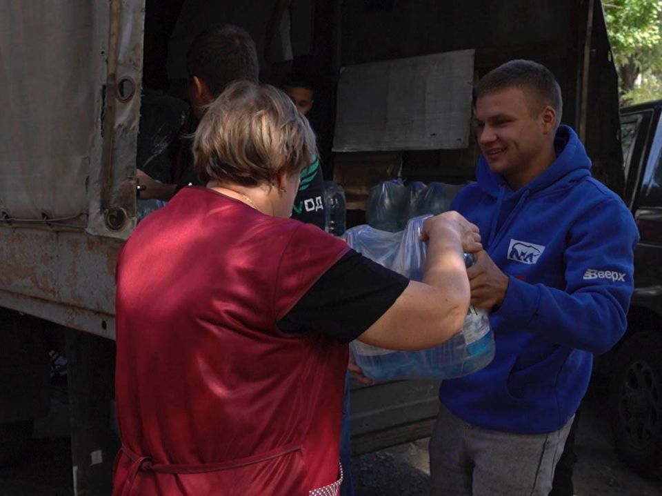 Денис Пушилин: Волонтеры «Молодой Гвардии Единой России» продолжают доставлять воду жителям Республики Денис Пушилин: Волонтеры «Молодой Гвардии Единой России» продолжают доставлять воду жителям Республики