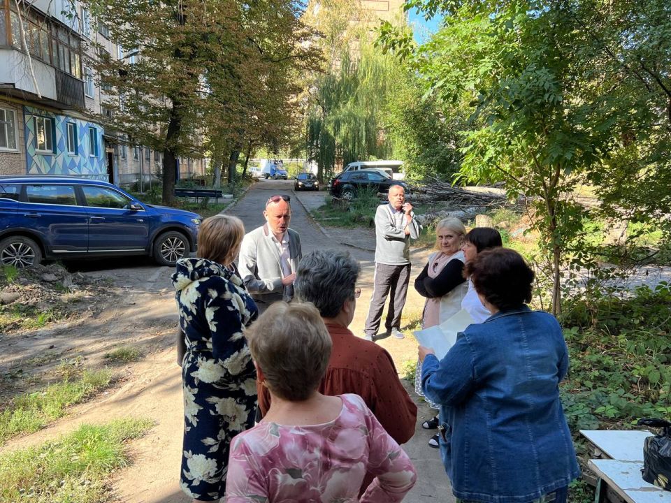 Продолжаются сходы с жителями Ленинского района города Донецка Продолжаются сходы с жителями Ленинского района города Донецка
