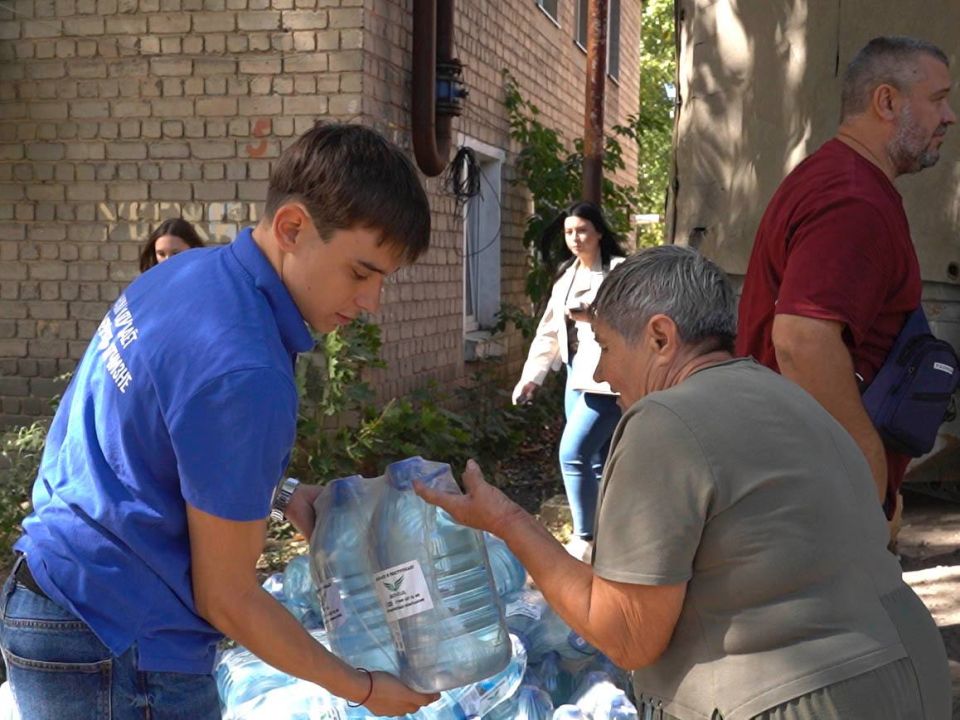 Денис Пушилин: Волонтеры «Молодой Гвардии Единой России» продолжают доставлять воду жителям Республики Денис Пушилин: Волонтеры «Молодой Гвардии Единой России» продолжают доставлять воду жителям Республики