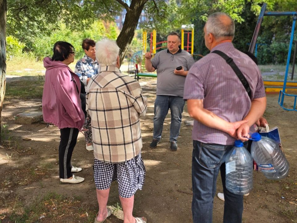 Иван Адамец: Заместитель руководителя управы Куйбышевского внутригородского района Алексей Шлапак провел встречу с жителями дома №209, расположенного по улице Куйбышева Иван Адамец: Заместитель руководителя управы Куйбышевского внутригородского района Алексей Шлапак провел встречу с жителями дома №209, расположенного по улице Куйбышева