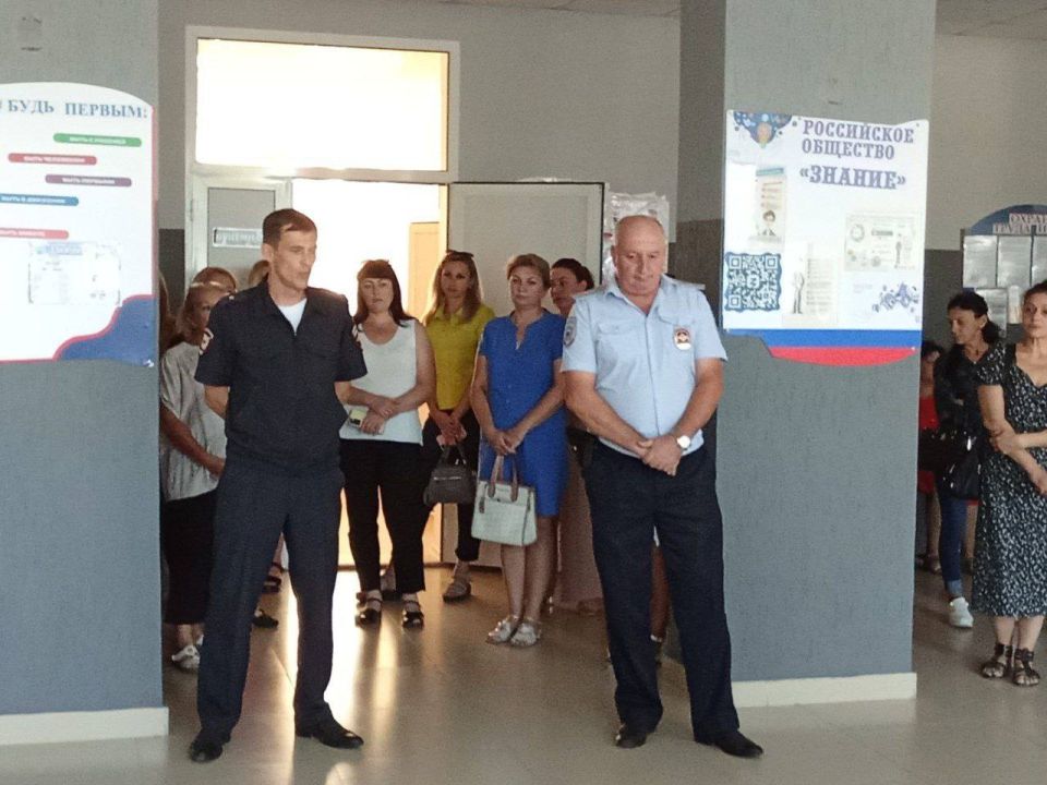 С началом учебного года чистые и светлые классы школ открыли двери для учеников и преподавателей, а школьные коридоры оживились веселой ребятней С началом учебного года чистые и светлые классы школ открыли двери для учеников и преподавателей, а школьные коридоры оживились веселой ребятней