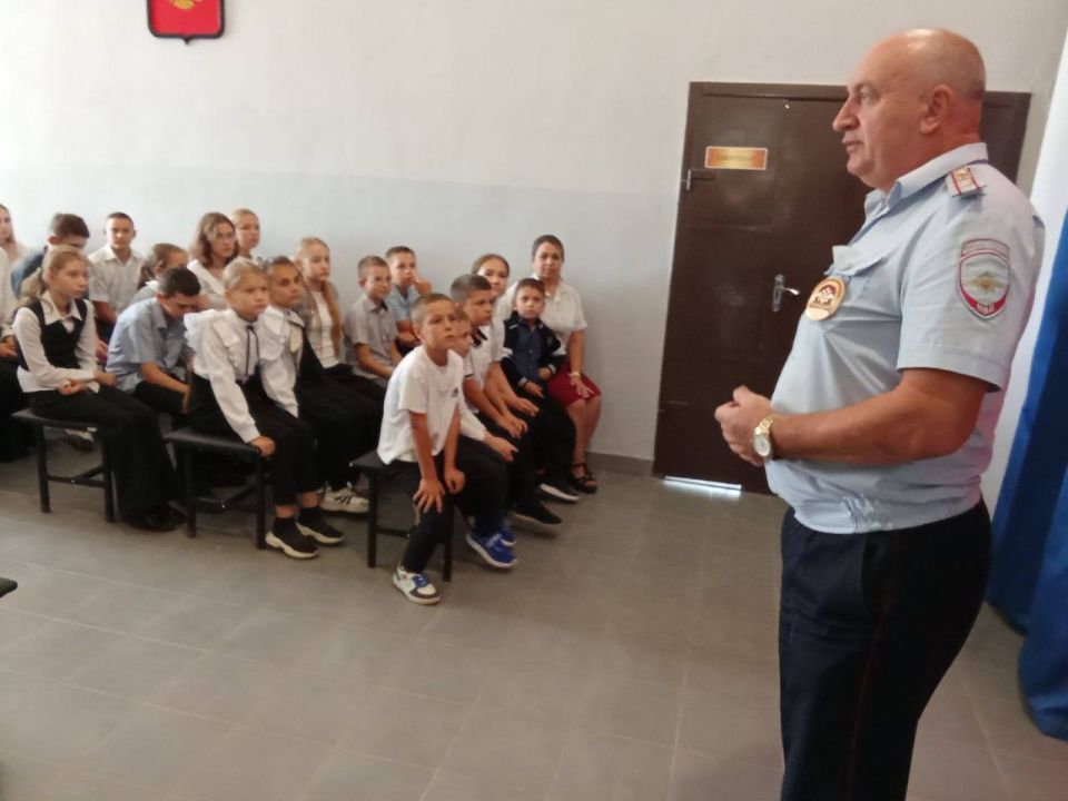 С началом учебного года чистые и светлые классы школ открыли двери для учеников и преподавателей, а школьные коридоры оживились веселой ребятней С началом учебного года чистые и светлые классы школ открыли двери для учеников и преподавателей, а школьные коридоры оживились веселой ребятней