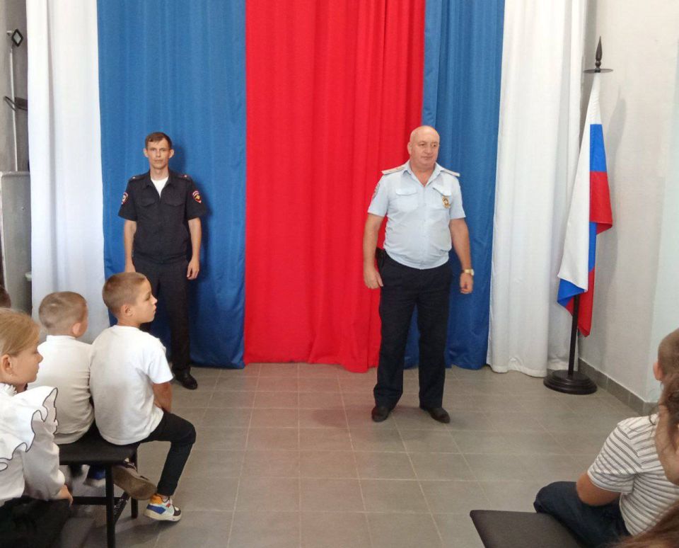 С началом учебного года чистые и светлые классы школ открыли двери для учеников и преподавателей, а школьные коридоры оживились веселой ребятней