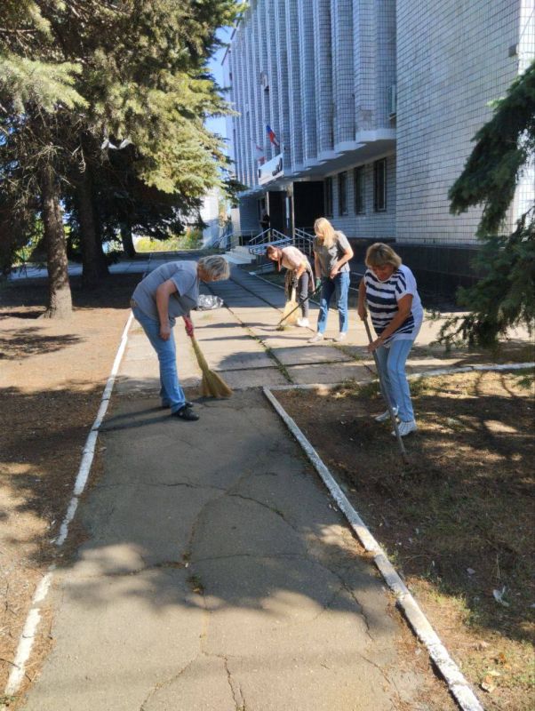 В рамках партийного проекта «Новая школа» от партии «Единая Россия» Отдел образования Администрации Мангушского муниципального округа присоединился к Всероссийскому экологическому субботнику «Зеленая Россия»!