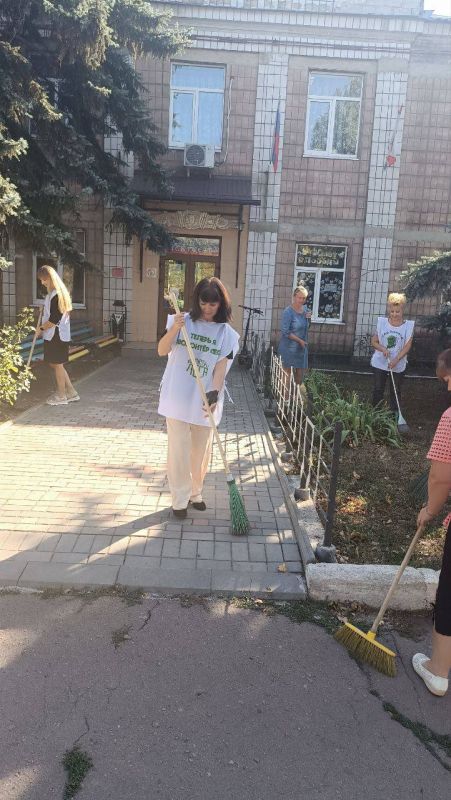 По инициативе Главы Донецкой Народной Республики Дениса Пушилина в Мангуше провели субботник По инициативе Главы Донецкой Народной Республики Дениса Пушилина в Мангуше провели субботник