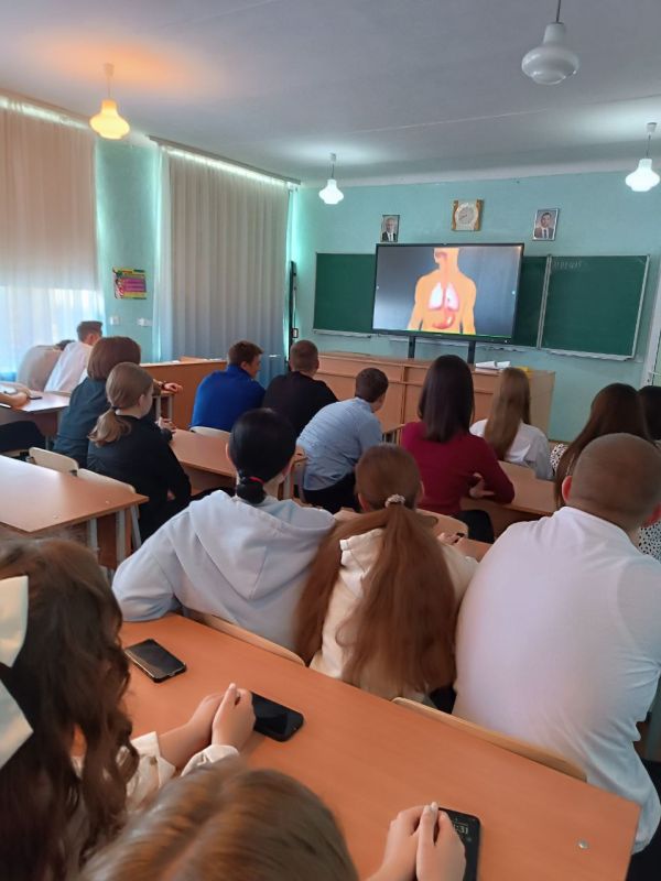 В школе Ждановки прошел урок о вреде алкоголя В школе Ждановки прошел урок о вреде алкоголя