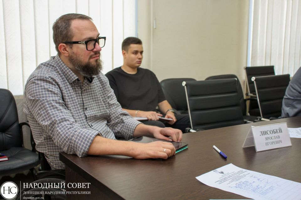 На расширенном заседании #Комитет_по_труду_занятости_социальной_политики_и_делам_ветеранов депутаты совместно с представителями инициативной группы, Главного управления МЧС России по Донецкой Народной Республике и... На расширенном заседании #Комитет_по_труду_занятости_социальной_политики_и_делам_ветеранов депутаты совместно с представителями инициативной группы, Главного управления МЧС России по Донецкой Народной Республике и...