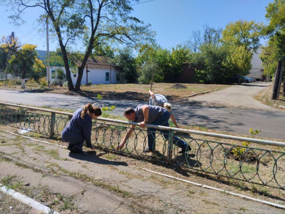 В рамках партийного проекта «Новая школа» от партии «Единая Россия» Отдел образования Администрации Мангушского муниципального округа присоединился к Всероссийскому экологическому субботнику «Зеленая Россия»! В рамках партийного проекта «Новая школа» от партии «Единая Россия» Отдел образования Администрации Мангушского муниципального округа присоединился к Всероссийскому экологическому субботнику «Зеленая Россия»!