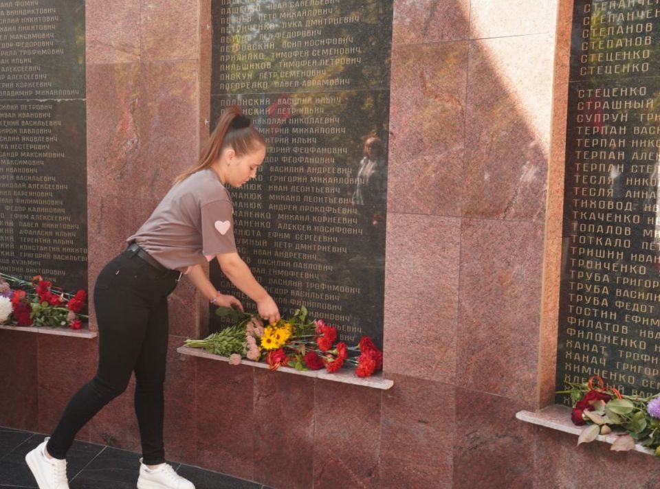 Сергей Юзвинкевич: В преддверии Дня освобождения поселка Володарское от немецко-фашистских захватчиков вместе с представителями трудовых коллективов и жителями почтил память павших героев Сергей Юзвинкевич: В преддверии Дня освобождения поселка Володарское от немецко-фашистских захватчиков вместе с представителями трудовых коллективов и жителями почтил память павших героев