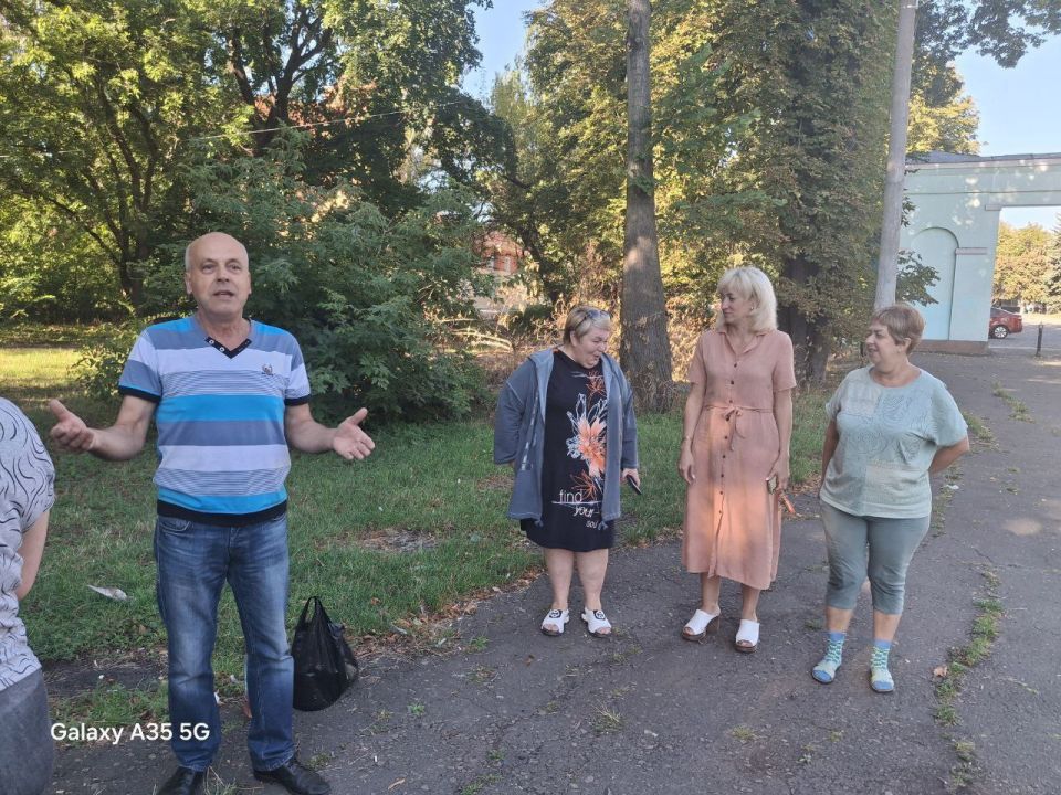 ВСТРЕЧИ С ЖИТЕЛЯМИ. 12 сентября 2025 года депутат Ясиноватского муниципального совета Донецкой Народной Республики от фракции «Единая Россия» Аксёнов Валерий Петрович провел встречу с жителями города. ВСТРЕЧИ С ЖИТЕЛЯМИ. 12 сентября 2025 года депутат Ясиноватского муниципального совета Донецкой Народной Республики от фракции «Единая Россия» Аксёнов Валерий Петрович провел встречу с жителями города.