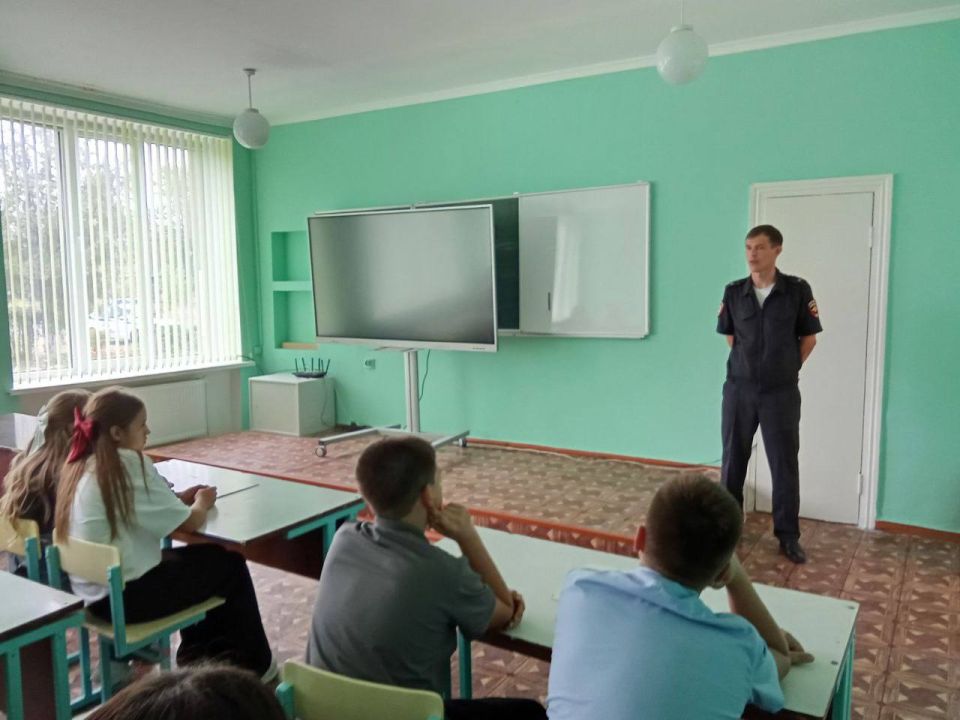 С началом учебного года чистые и светлые классы школ открыли двери для учеников и преподавателей, а школьные коридоры оживились веселой ребятней С началом учебного года чистые и светлые классы школ открыли двери для учеников и преподавателей, а школьные коридоры оживились веселой ребятней