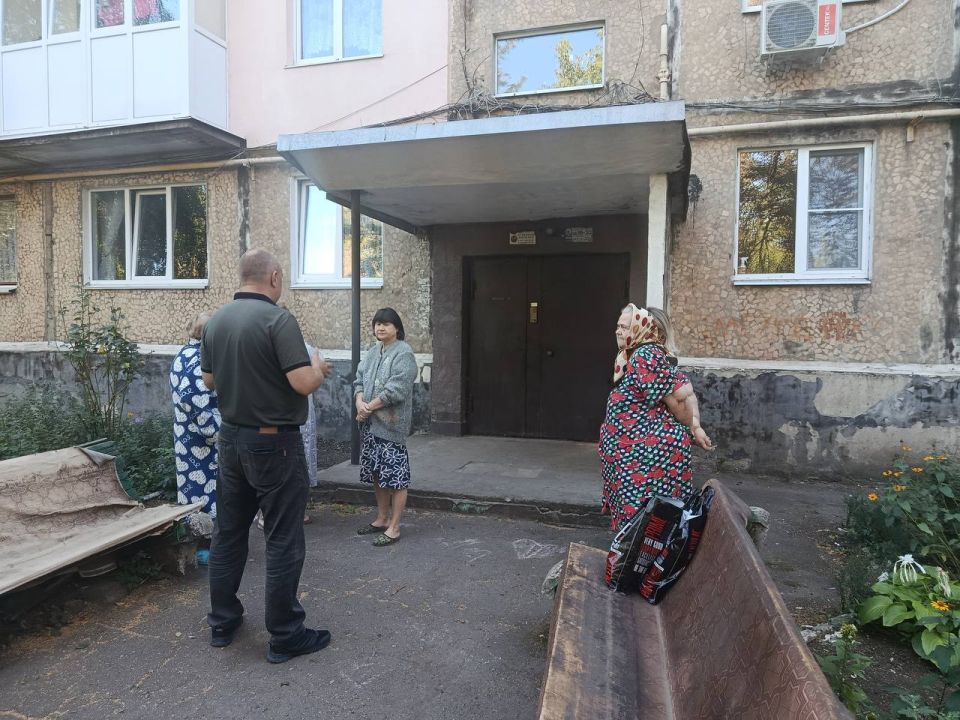 12 сентября, первый заместитель руководителя Управы Советского внутригородского района Администрации городского округаМакеевка Донецкой Народной Республики Сергей Савельев провел встречу с жителями 2-го микрорайона во дворе... 12 сентября, первый заместитель руководителя Управы Советского внутригородского района Администрации городского округаМакеевка Донецкой Народной Республики Сергей Савельев провел встречу с жителями 2-го микрорайона во дворе...