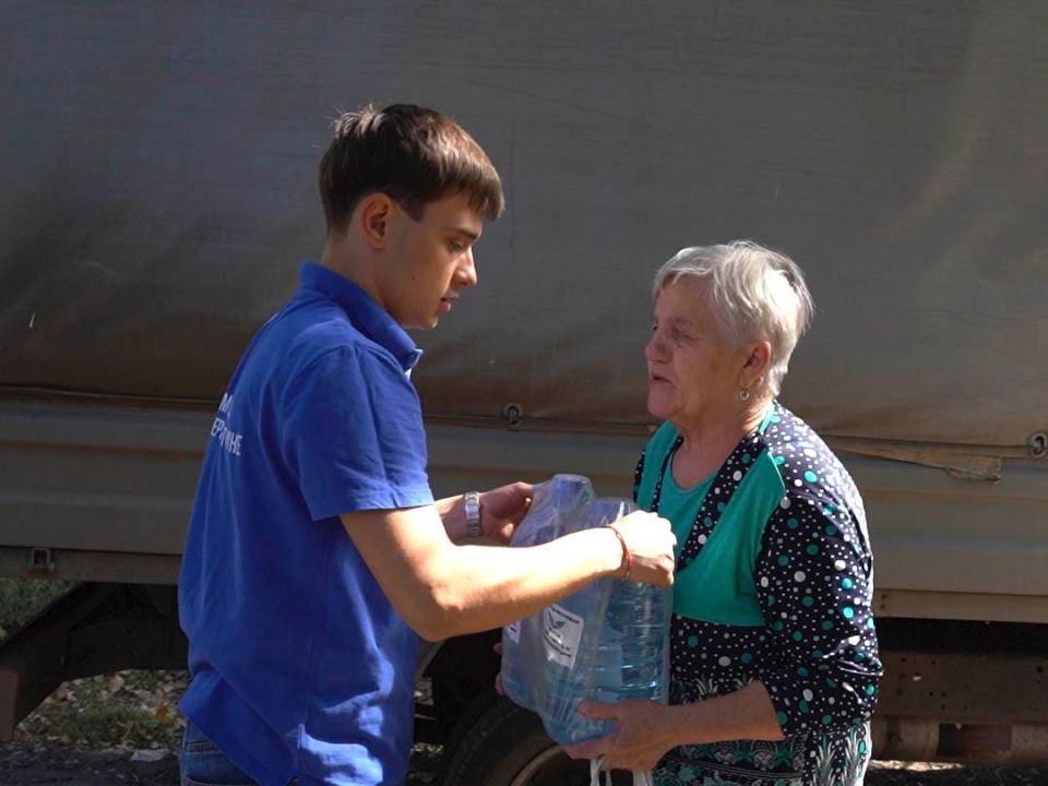 Денис Пушилин: Волонтеры «Молодой Гвардии Единой России» продолжают доставлять воду жителям Республики Денис Пушилин: Волонтеры «Молодой Гвардии Единой России» продолжают доставлять воду жителям Республики