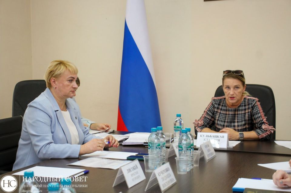 На расширенном заседании #Комитет_по_труду_занятости_социальной_политики_и_делам_ветеранов депутаты совместно с представителями инициативной группы, Главного управления МЧС России по Донецкой Народной Республике и... На расширенном заседании #Комитет_по_труду_занятости_социальной_политики_и_делам_ветеранов депутаты совместно с представителями инициативной группы, Главного управления МЧС России по Донецкой Народной Республике и...