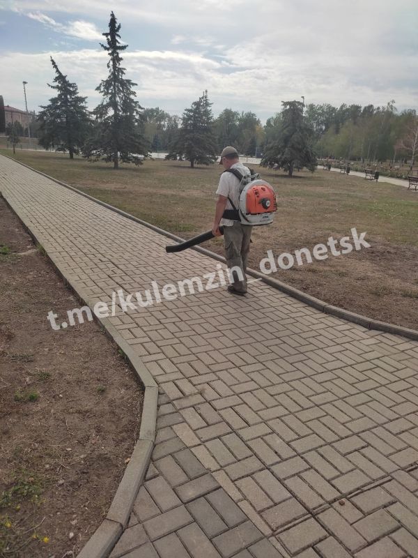 Сотрудники Дирекции парков продолжают работу по благоустройству зелёных зон! Сотрудники Дирекции парков продолжают работу по благоустройству зелёных зон!