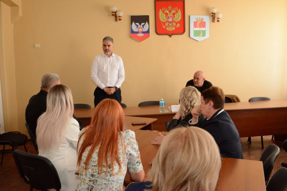 Алексей Дорофеев: Провел встречу с коллективом исполнительной власти Амросевского городского округа Алексей Дорофеев: Провел встречу с коллективом исполнительной власти Амросевского городского округа