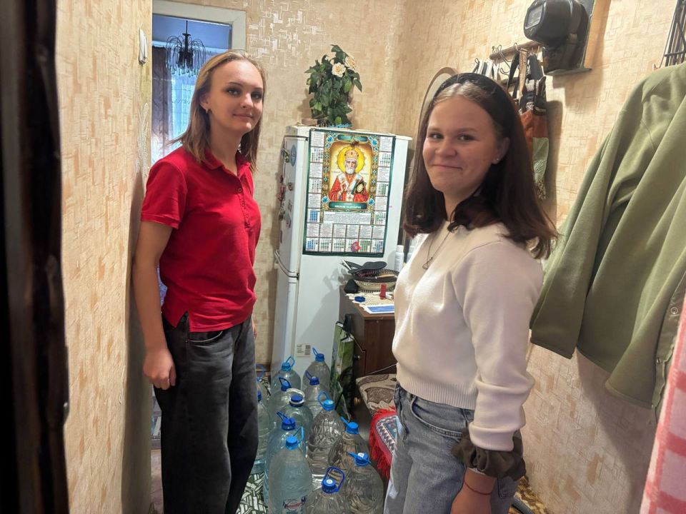 Активисты «Молодой Гвардии» оказали адресную помощь пожилой жительнице Иловайска Активисты «Молодой Гвардии» оказали адресную помощь пожилой жительнице Иловайска