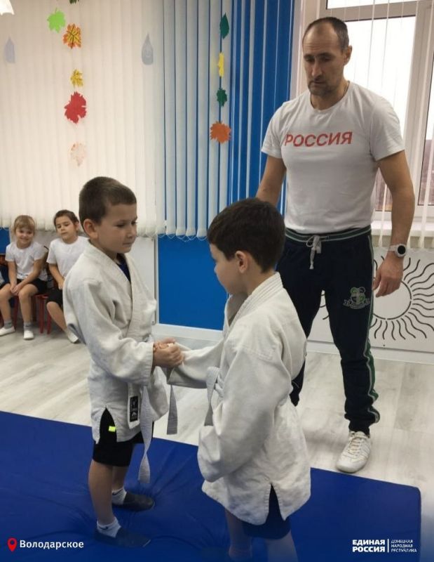 Мастер спорта России по дзюдо Сергей Домонтович провел увлекательную зарядку для воспитанников детского сада «Солнышко» пгт Володарское Мастер спорта России по дзюдо Сергей Домонтович провел увлекательную зарядку для воспитанников детского сада «Солнышко» пгт Володарское