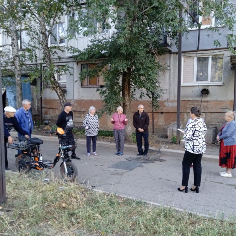 Сегодня,12 сентября 2025 года заведующий Новолуганского территориального сектора, Анна Коваленко провела встречу с жителями квартала Комсомольский, дом 27 Сегодня,12 сентября 2025 года заведующий Новолуганского территориального сектора, Анна Коваленко провела встречу с жителями квартала Комсомольский, дом 27