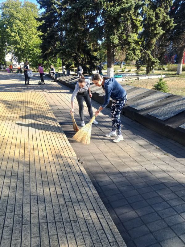 Сергей Желновач: 12 сентября на территории городского округа Дебальцево состоялся Всероссийский экологический субботник «Зеленая Россия» по уборке территории Центральной площади города Сергей Желновач: 12 сентября на территории городского округа Дебальцево состоялся Всероссийский экологический субботник «Зеленая Россия» по уборке территории Центральной площади города