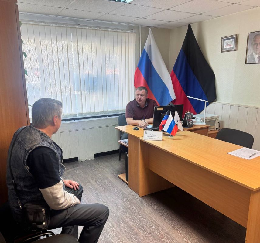 Приём граждан в Общественной приёмной партии "Единая Россия" города Снежное Приём граждан в Общественной приёмной партии "Единая Россия" города Снежное