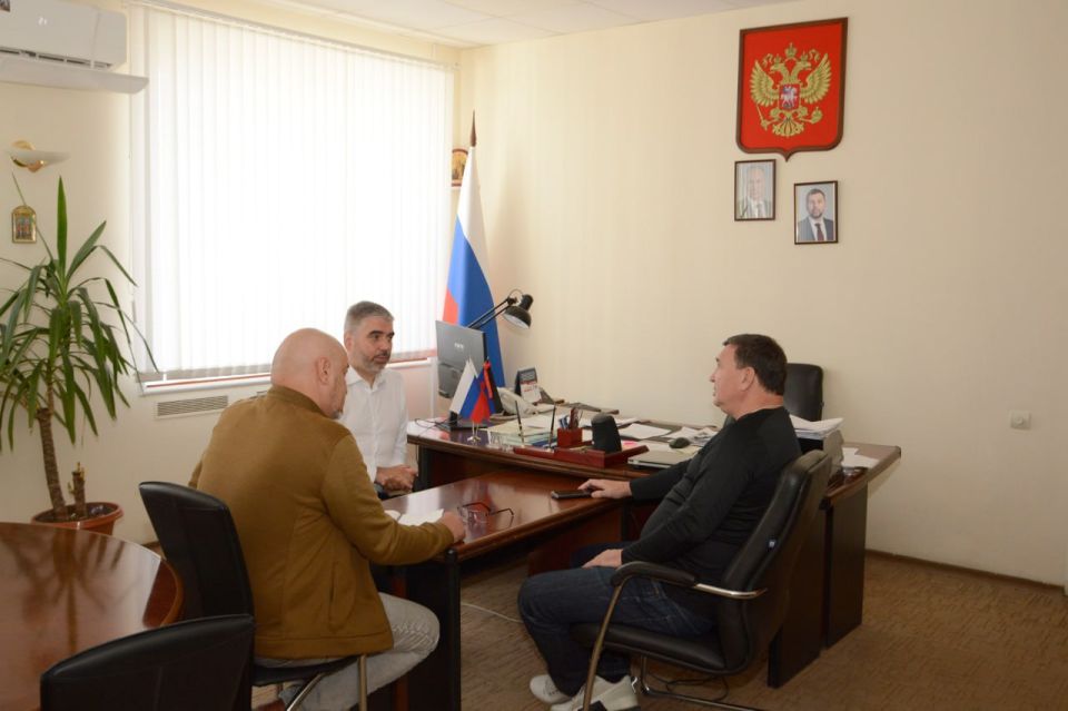 Заместитель Председателя Народного Совета ДНР Алексей Дорофеев (фракция «Новые люди») встретился с главой муниципального образования Амвросиевского муниципального округа Игорем Лызовым Заместитель Председателя Народного Совета ДНР Алексей Дорофеев (фракция «Новые люди») встретился с главой муниципального образования Амвросиевского муниципального округа Игорем Лызовым