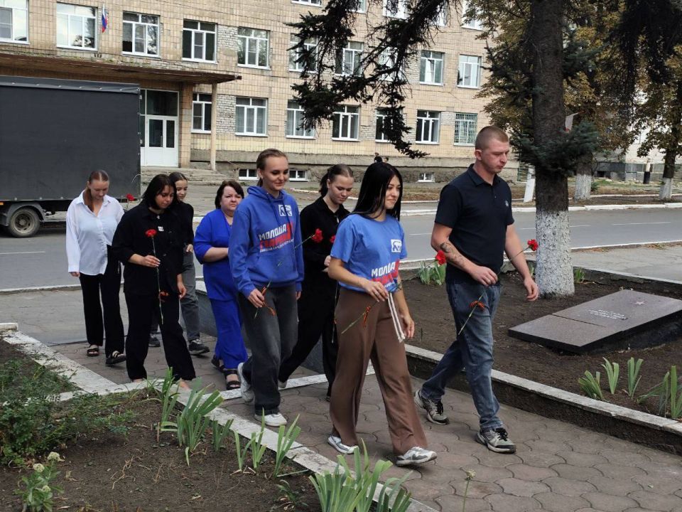 Храним память: молодогвардейцы Иловайска почтили память героев Донбасса Храним память: молодогвардейцы Иловайска почтили память героев Донбасса