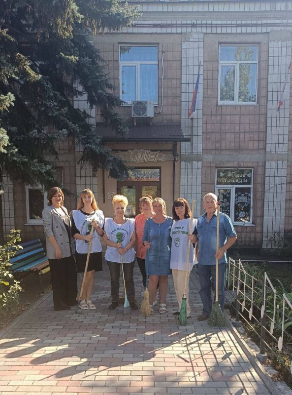 По инициативе Главы Донецкой Народной Республики Дениса Пушилина в Мангуше провели субботник По инициативе Главы Донецкой Народной Республики Дениса Пушилина в Мангуше провели субботник